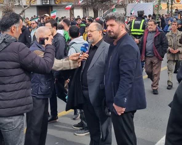 حضور محمد شریعتمداری در راهپیمایی ۲۲ بهمن